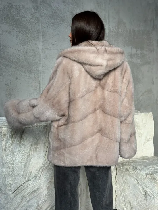 Норковый полушубок с капюшоном в цвете пудра