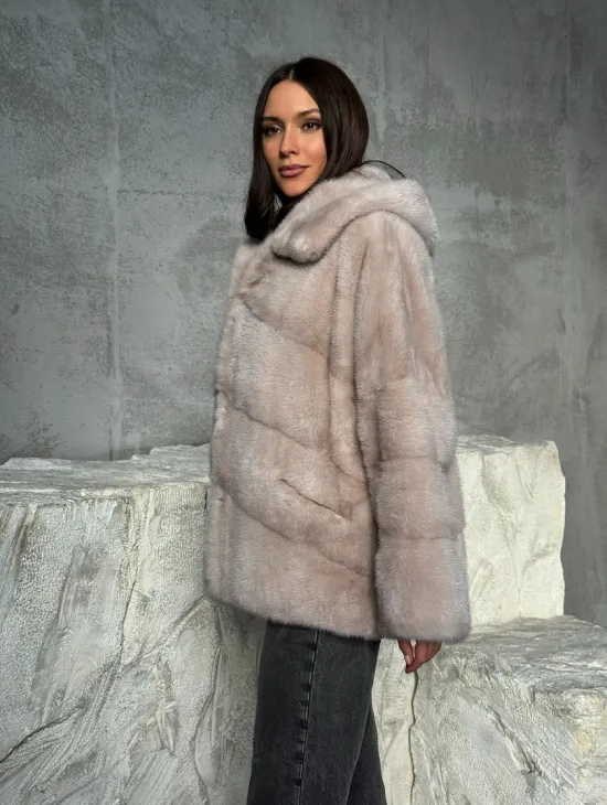 Норковый полушубок с капюшоном в цвете пудра