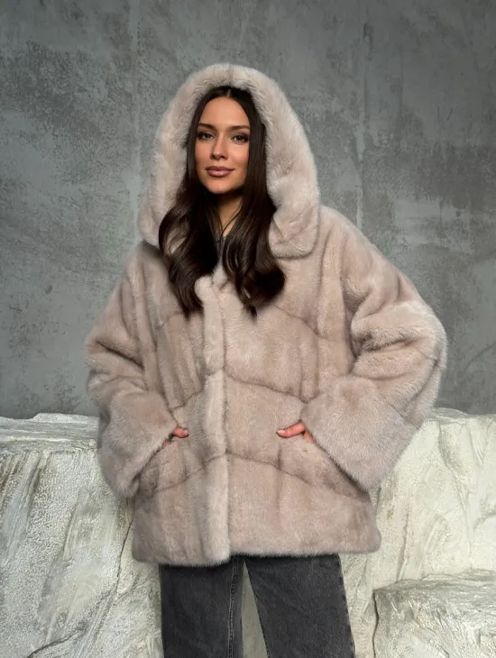Норковый полушубок с капюшоном в цвете пудра