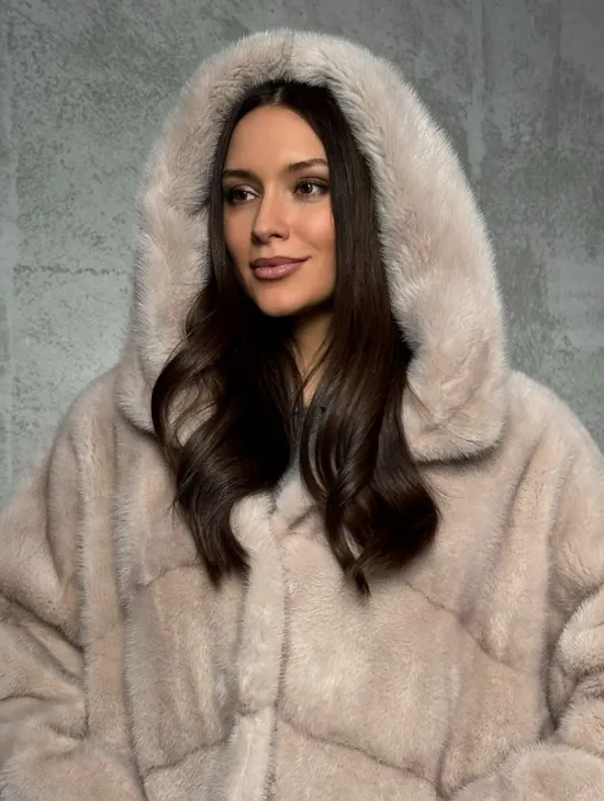 Норковый полушубок с капюшоном в цвете пудра