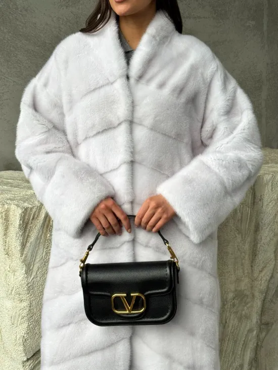 Белая норковая шуба с V-образным воротником