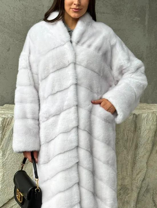 Белая норковая шуба с V-образным воротником