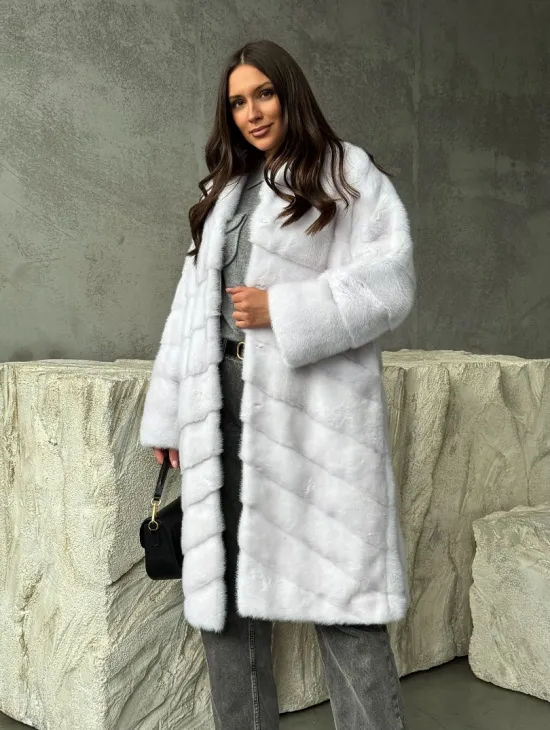 Белая норковая шуба с V-образным воротником