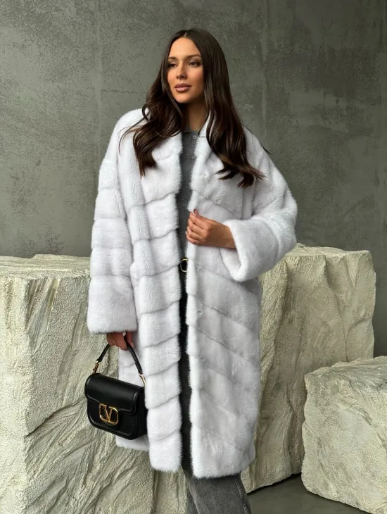 Белая норковая шуба с V-образным воротником
