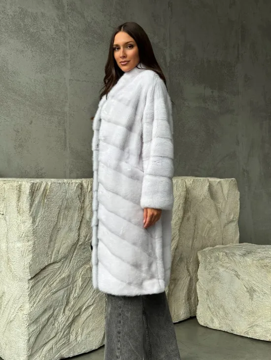 Белая норковая шуба с V-образным воротником