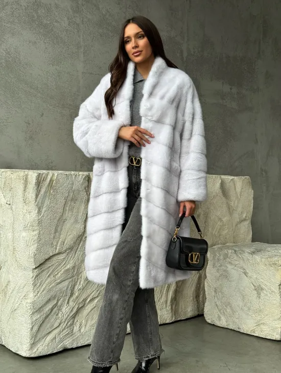 Белая норковая шуба с V-образным воротником