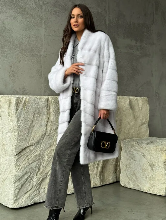 Белая норковая шуба с V-образным воротником