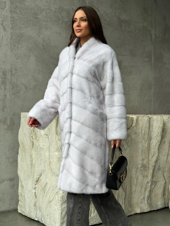 Белая норковая шуба с V-образным воротником