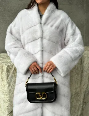 Белая норковая шуба с V-образным воротником