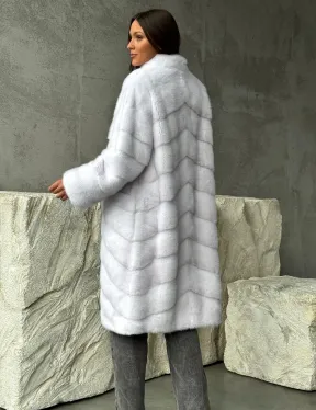 Белая норковая шуба с V-образным воротником