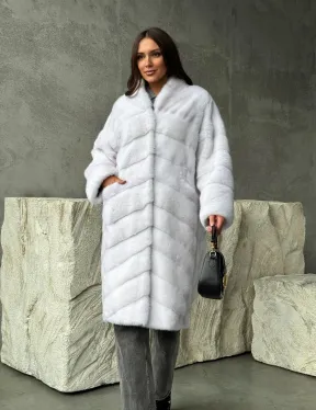 Белая норковая шуба с V-образным воротником