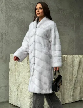 Белая норковая шуба с V-образным воротником