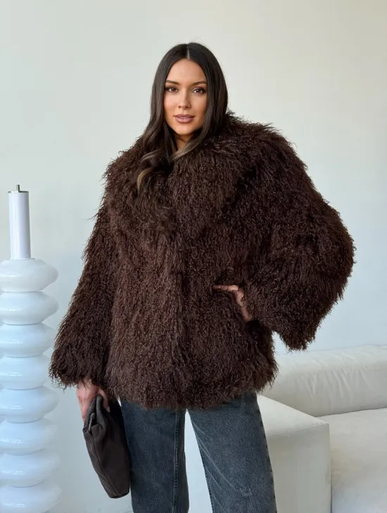 Коричневая шуба из ламы