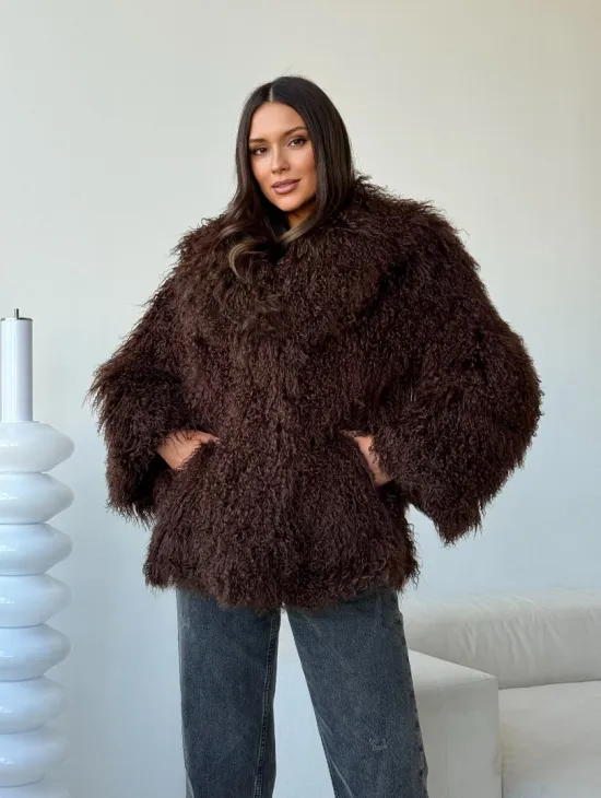 Коричневая шуба из ламы