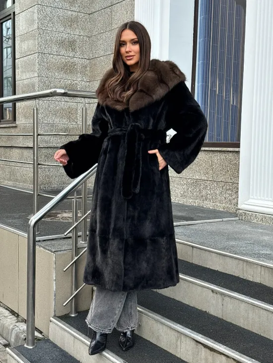 Черная норковая шуба с капюшоном куница