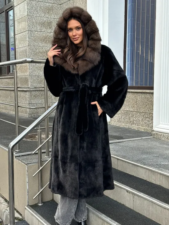 Черная норковая шуба с капюшоном куница