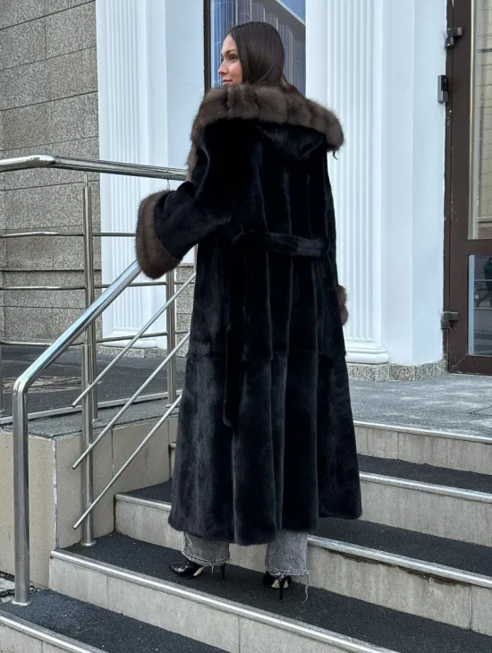 Черная шуба из меха SAGA FURS с отделкой из куницы