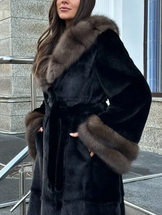 Черная шуба из меха SAGA FURS с отделкой из куницы