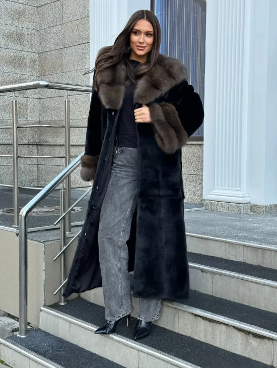 Черная шуба из меха SAGA FURS с отделкой из куницы