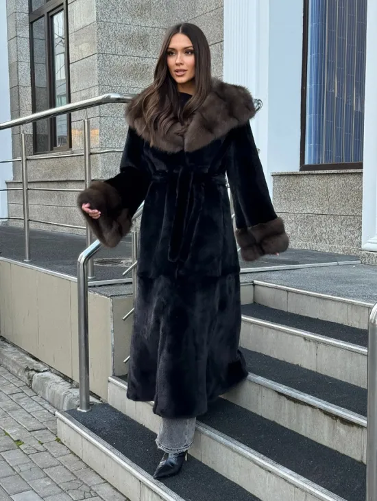 Черная шуба из меха SAGA FURS с отделкой из куницы