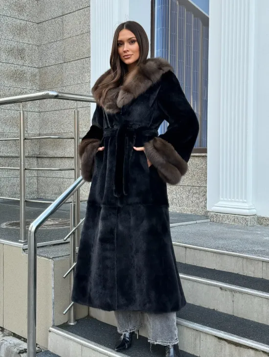 Черная шуба из меха SAGA FURS с отделкой из куницы