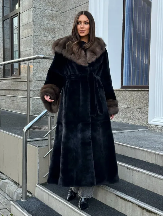 Черная шуба из меха SAGA FURS с отделкой из куницы