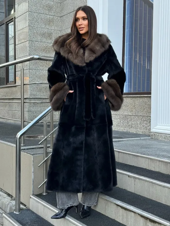 Черная шуба из меха SAGA FURS с отделкой из куницы