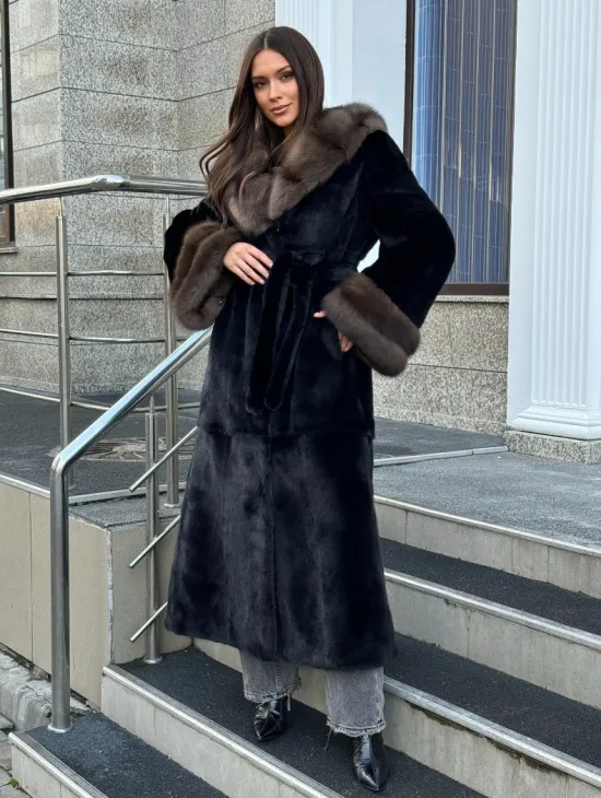 Черная шуба из меха SAGA FURS с отделкой из куницы