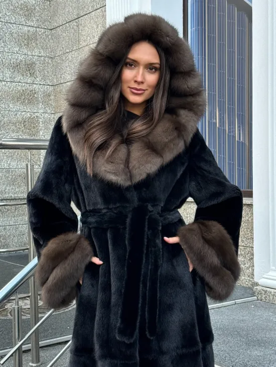 Черная шуба из меха SAGA FURS с отделкой из куницы