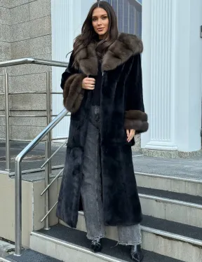 Черная шуба из меха SAGA FURS с отделкой из куницы