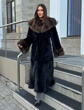 Черная шуба из меха SAGA FURS с отделкой из куницы