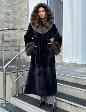 Черная шуба из меха SAGA FURS с отделкой из куницы