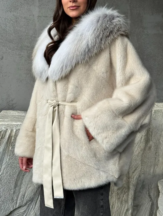 Светлая норковая шуба - летучка с капюшоном