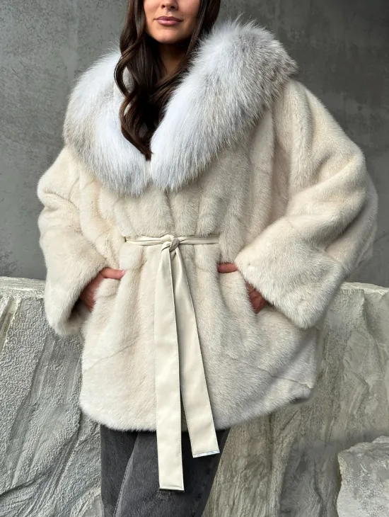 Светлая норковая шуба - летучка с капюшоном