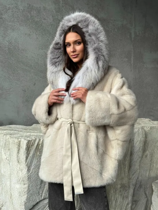Светлая норковая шуба - летучка с капюшоном