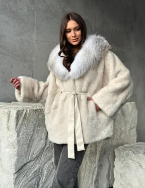 Светлая норковая шуба - летучка с капюшоном