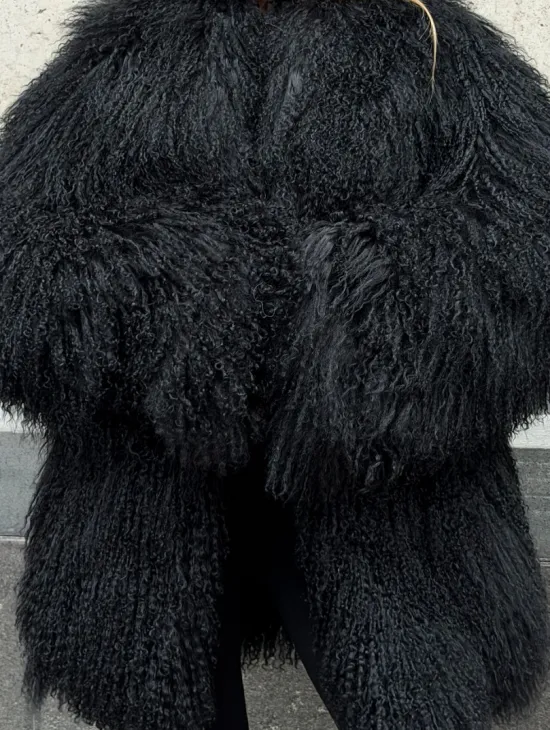 Черная шуба из ламы V-образный вырез