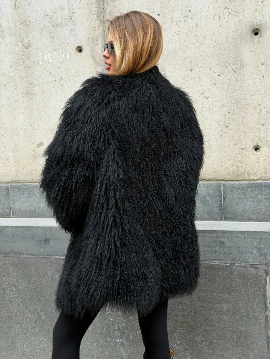 Черная шуба из ламы V-образный вырез