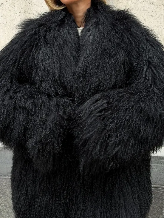 Черная шуба из ламы V-образный вырез