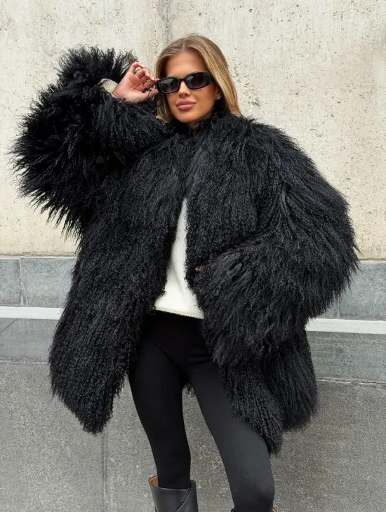 Черная шуба из ламы V-образный вырез
