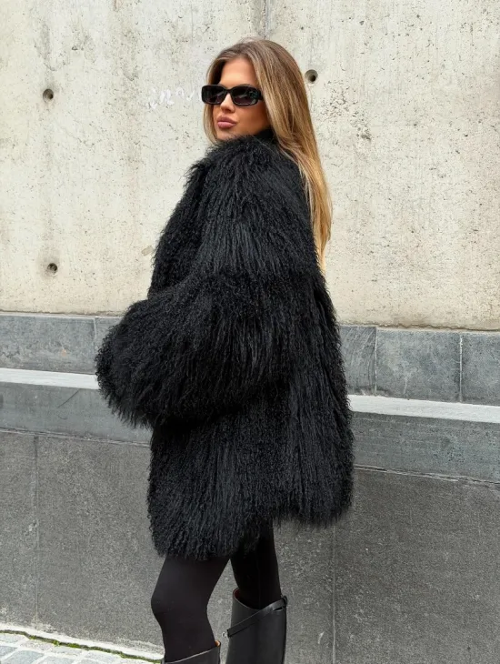 Черная шуба из ламы V-образный вырез