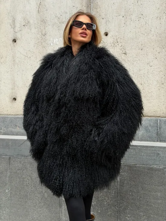 Черная шуба из ламы V-образный вырез