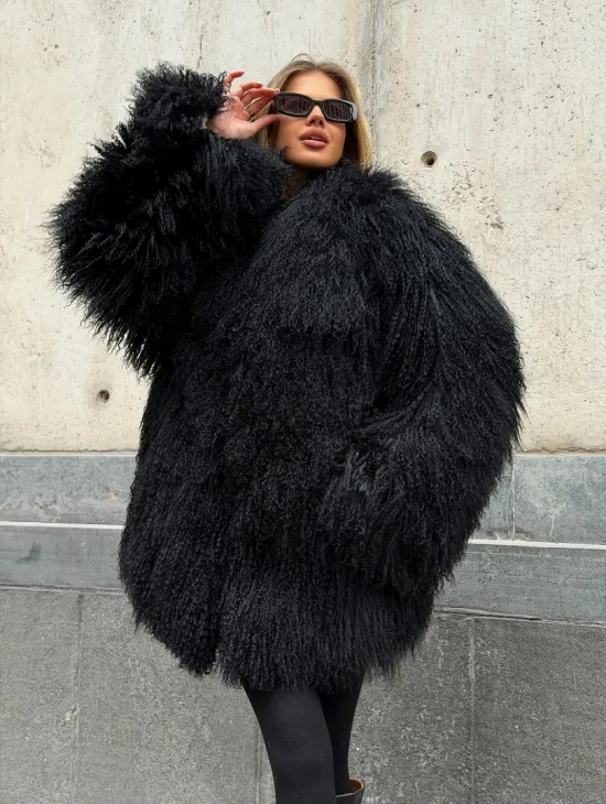 Черная шуба из ламы V-образный вырез