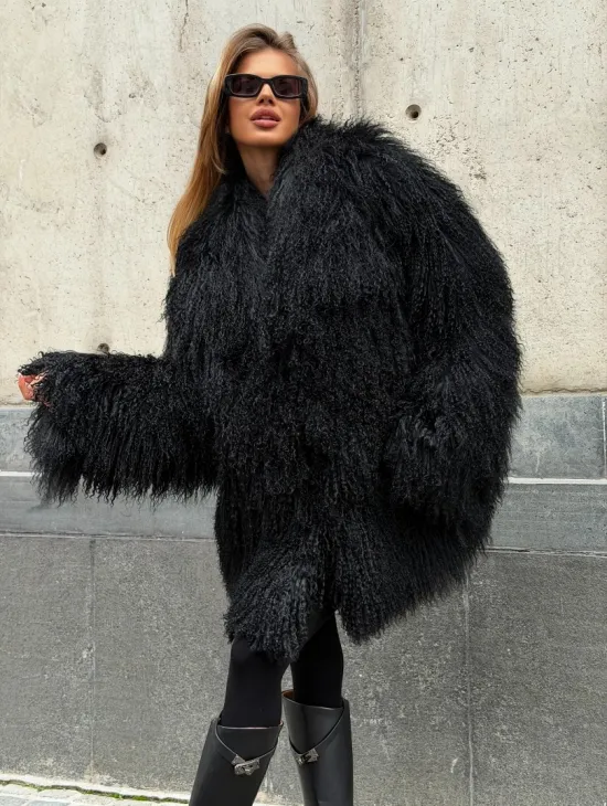 Черная шуба из ламы V-образный вырез