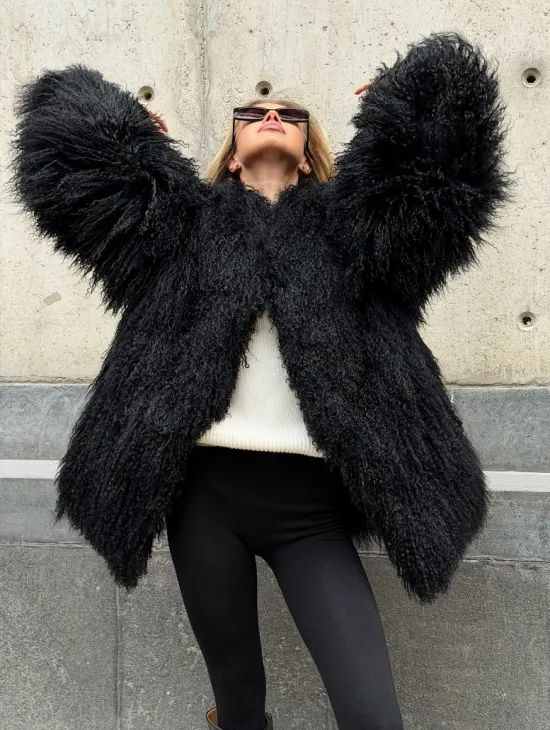 Черная шуба из ламы V-образный вырез