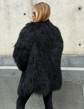 Черная шуба из ламы V-образный вырез