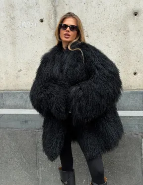 Черная шуба из ламы V-образный вырез