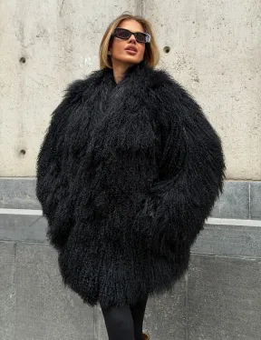 Черная шуба из ламы V-образный вырез