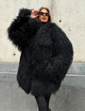 Черная шуба из ламы V-образный вырез