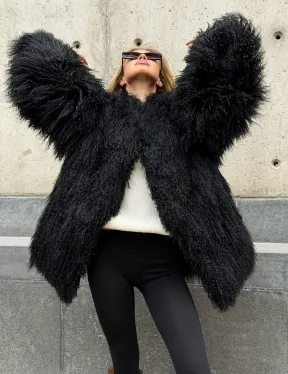 Черная шуба из ламы V-образный вырез
